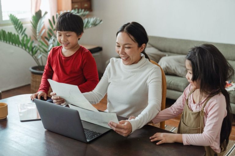 Mompreneurs Rock! Photo by Ketut Subiyanto from Pexels of working mom with kids